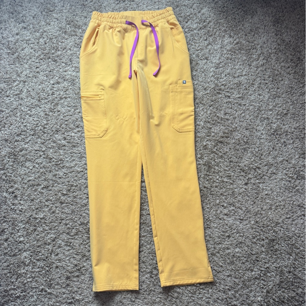 Women’s Figs Dowa scrub pant in dandelion small/talls